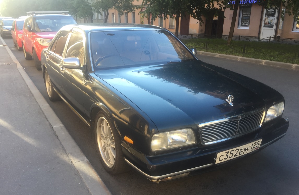 Nissan Cima Y32 1.jpg